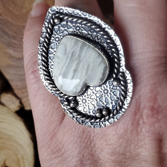 New Overzized Carved Heart Shaped Howlite 925 Silver Statement Ring. - Picture 11 of 12